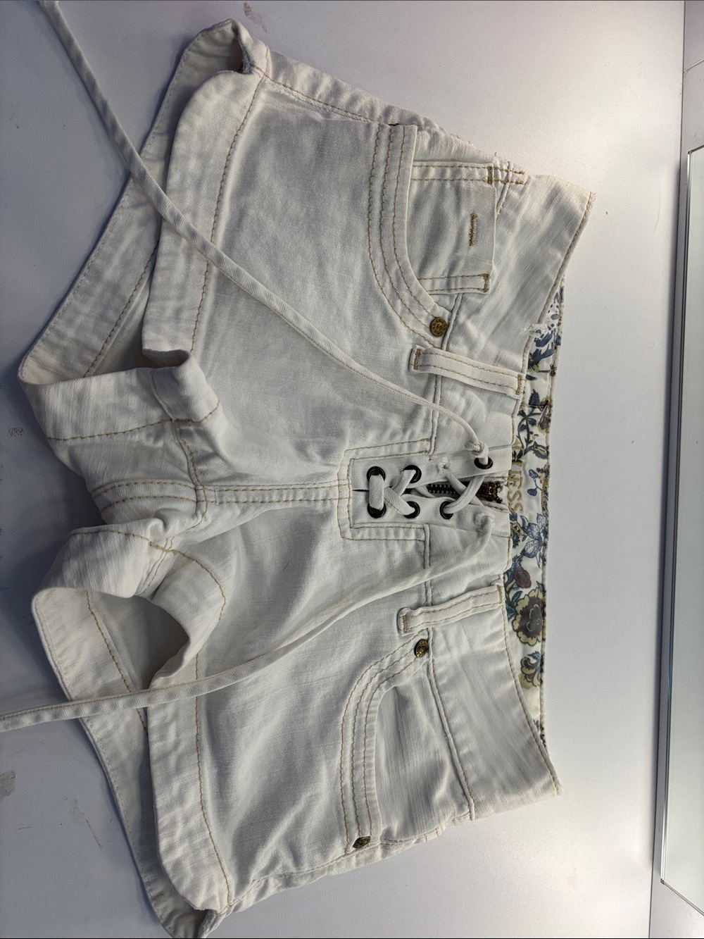 Vintage Y2K GUESS White Denim Shorts Floral Lining Size 24